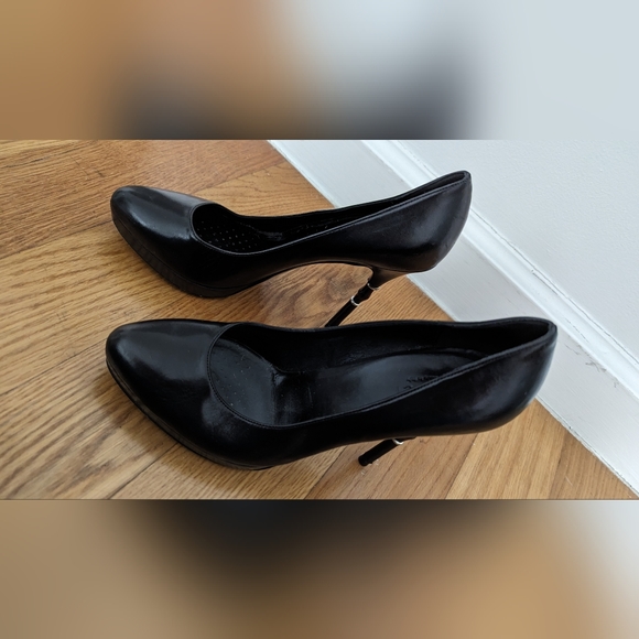 Gucci black leather pumps with bamboo detail on heel 37.5EU or 7.5US - Picture 3 of 6